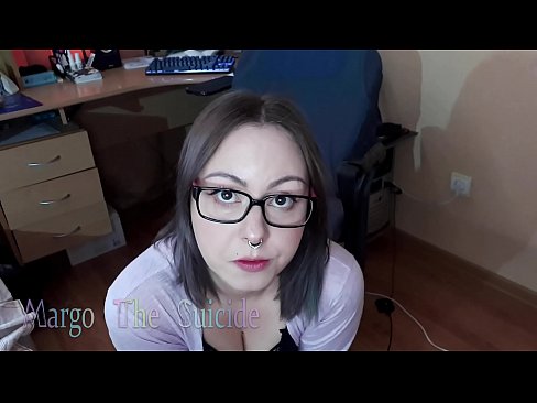 ❤️ Көзілдірік киген сексуалды қыз камерада дилдоны терең сорып алады ☑ Порно видео бойынша бізде ️❤